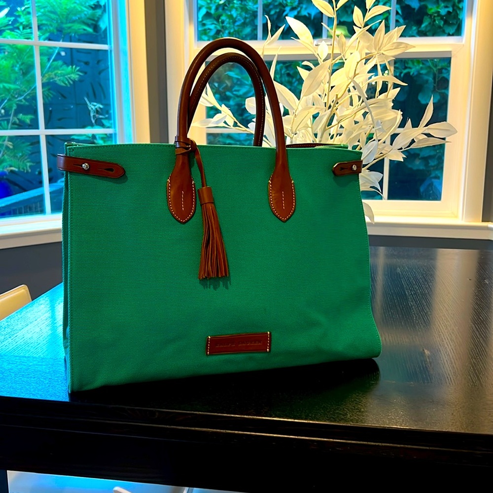 Green Ralph Lauren sporty “sac de jour”.